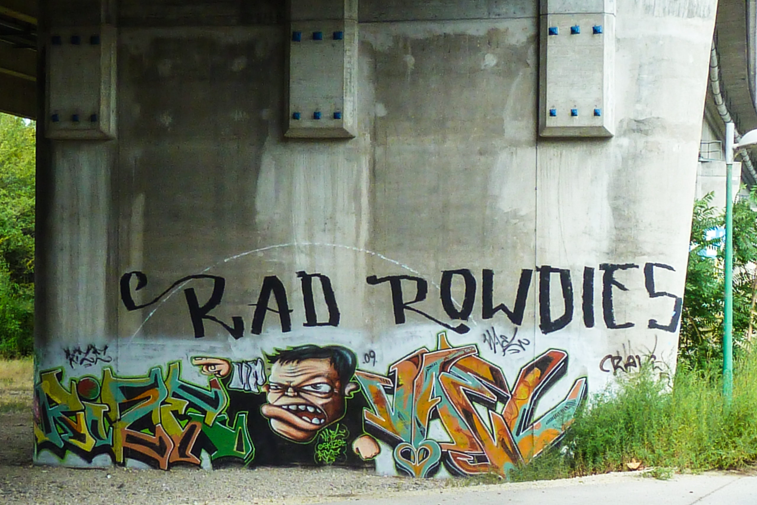 „Rad Rowdies“ – Graffiti unter einem Brückenpfeiler